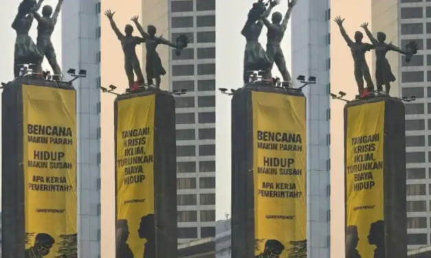 Greenpeace Pasang Spanduk Di Bundaran HI: Pesan Lingkungan